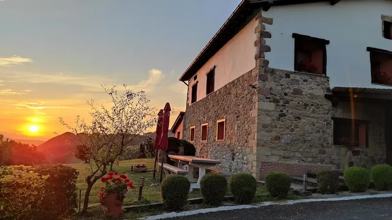 El caserío de la casa rural, al atardecer